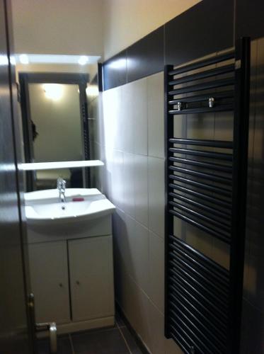 une salle de bain avec un lavabo et un miroir dans l'établissement Appartement centre ville, à Ajaccio