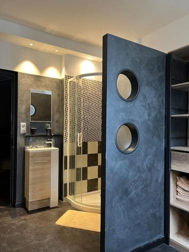 une salle de bain avec une douche, un lavabo et une baignoire dans l'établissement Échec et Mat chic - Gare & Hyper Centre, à Angers