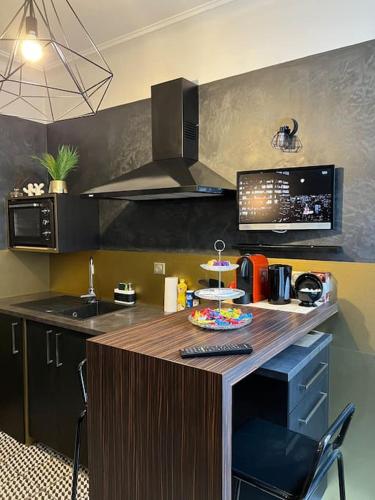 une cuisine avec un comptoir en bois dans une pièce dans l'établissement Échec et Mat chic - Gare & Hyper Centre, à Angers