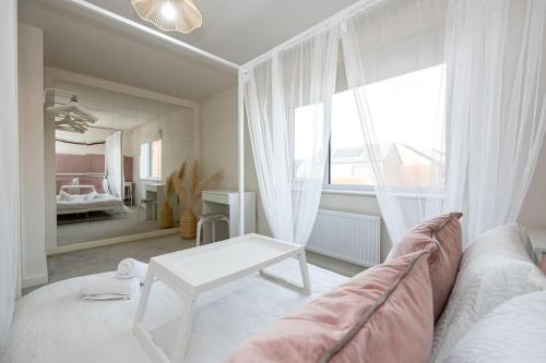 Ένα ή περισσότερα κρεβάτια σε δωμάτιο στο Trox Home - Cosy Vibes - FREE Parking - Zero Fuss