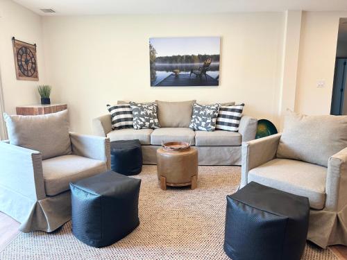 a living room with couches and chairs at Saugerties Waterfront Getaway in Saugerties