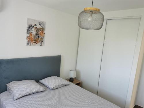 una camera da letto con un letto con due cuscini sopra di Villa d'Eden a Saint-Joseph