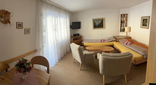 a bedroom with a bed and a table and chairs at Residenz Majesta in Leukerbad