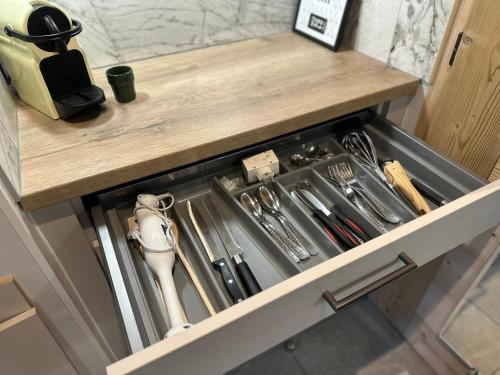 un tiroir rempli d'ustensiles de cuisine dans une cuisine dans l'établissement Studio les Tufs pied des pistes Tignes Val Claret départ ESF, à Tignes