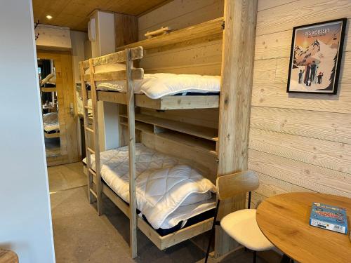 Ce dortoir comprend 2 lits superposés et une table. dans l'établissement Studio les Tufs pied des pistes Tignes Val Claret départ ESF, à Tignes
