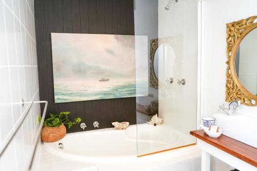 Ένα μπάνιο στο Starboard House - Characterful house above Glencairn beach - sleeps 6