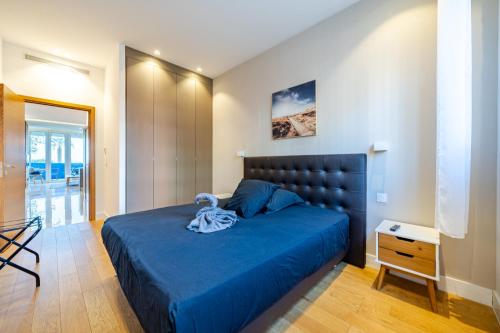 une chambre avec un lit avec une couette bleue dans l'établissement Cosy 2P Promenade des Anglais, à Nice