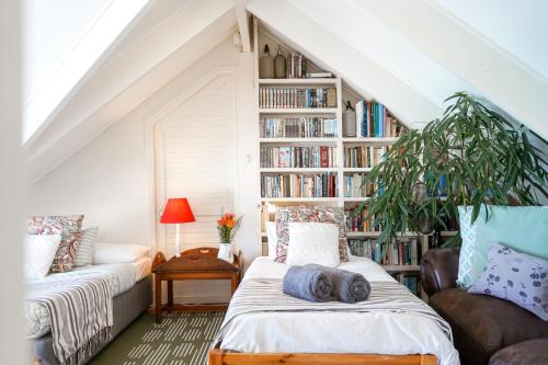 Ένα ή περισσότερα κρεβάτια σε δωμάτιο στο Starboard House - Characterful house above Glencairn beach - sleeps 6