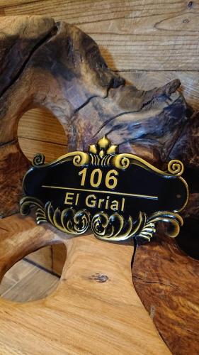 a sign that is on top of a wooden table at Casa Antón O Cebreiro in O Cebreiro