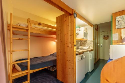 une chambre avec des lits superposés et une cuisine dans l'établissement Studio Centre Station les Arcs 1800, à Bourg-Saint-Maurice