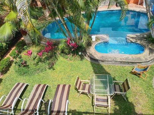 an overhead view of a pool with chaise lounge chairs and a swimming pool at Hotel Casa Corita in Jala