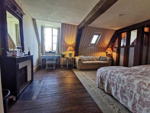 Ένα ή περισσότερα κρεβάτια σε δωμάτιο στο Chateau Chandler 17eme 4 étoiles en Sologne, proche Sancerre et châteaux royaux