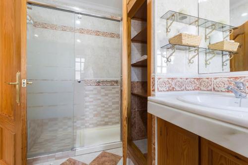a bathroom with a sink and a shower at Valdeazahares House in El Puerto de Santa María