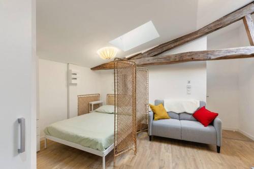 - une chambre avec un lit et une balançoire dans l'établissement Studio hyper-centre, à Bourg-en-Bresse