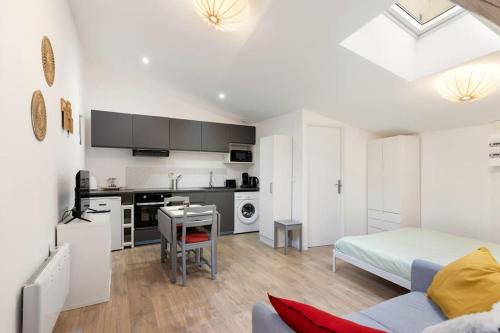 un salon avec un lit et une cuisine dans l'établissement Studio hyper-centre, à Bourg-en-Bresse