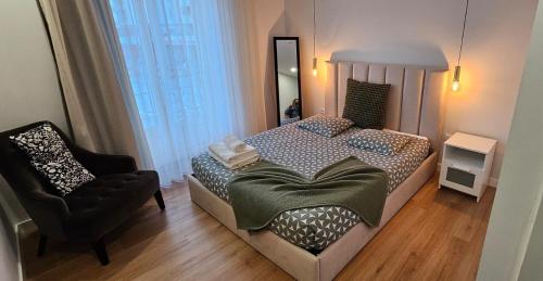 Je T'aime Solar São João في ساو جواو دا ماديرا: غرفة نوم بها سرير وكرسي