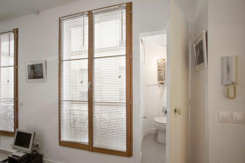 La salle de bains est pourvue de toilettes et d'une fenêtre. dans l'établissement Studio Beaune, à Paris