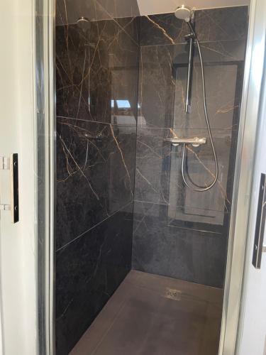 Ένα μπάνιο στο Appartement avec garage privé