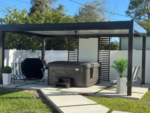 Κήπος έξω από το Brand New Tampa Oasis with Private Jacuzzi Retreat