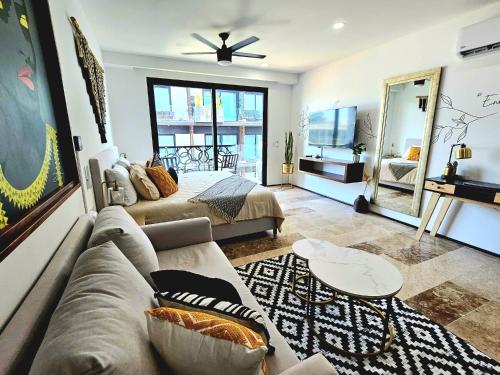 Prostor za sedenje u objektu Stylish Condo with Roof top Ocean views near Mamitas Beach and 5th AVE