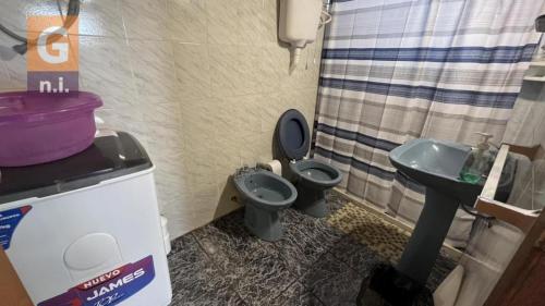 un bagno con due WC e un lavandino di Casa de Vacaciones Armonía a Punta Colorada