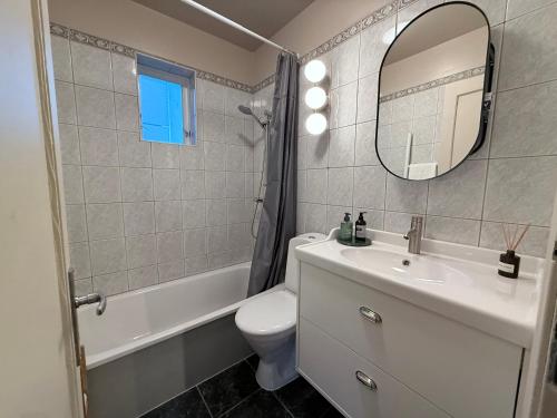 Fotografie z fotogalerie ubytování Cozy Apartment , Sleeps 4, 10 Min to Reykjavík Downtown, Family-Friendly v Reykjavíku