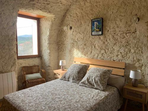 une chambre avec un lit et une fenêtre dans l'établissement Maison indépendante Haute-Corse mer et montagne, à Santo-Pietro-di-Tenda