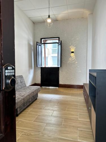 a living room with a couch and a window at Hotel Boulevard del Río in Cali