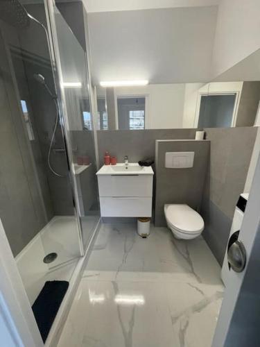 Bilik mandi di GREY Bel appartement coté mer !