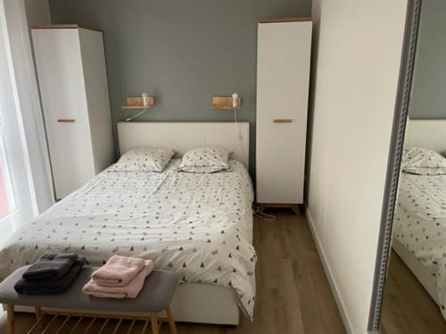 une chambre avec un lit et un miroir dans l'établissement Patbad85, à La Roche-sur-Yon