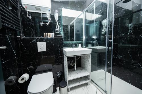 Ένα μπάνιο στο Design City Center Apartments