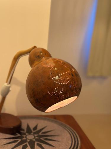 a brown vase sitting on top of a table at Tatajuba Flats in Tatajuba