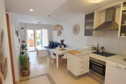 Bajo con patio, piscina y playa a 200 metros