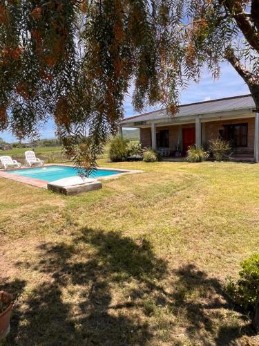 una casa con piscina in giardino di Salta Casa El rodeo a Salta