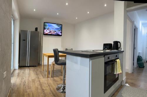 ロンドンにあるstadium homeのキッチン(カウンタートップ、冷蔵庫付)