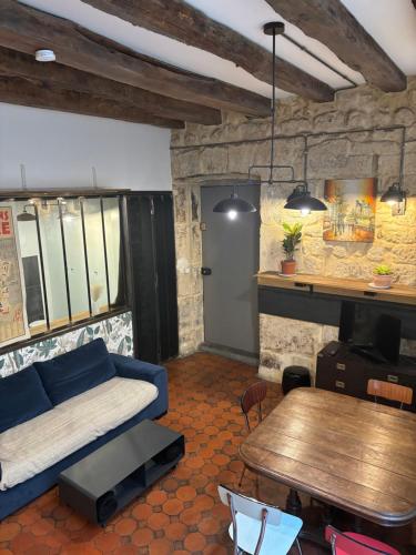 un salon avec un canapé et une table dans l'établissement Proche Notre Dame de Paris, à Paris