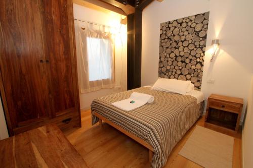 a small bedroom with a bed with two towels on it at Agriturismo Richeton in Gaiarine