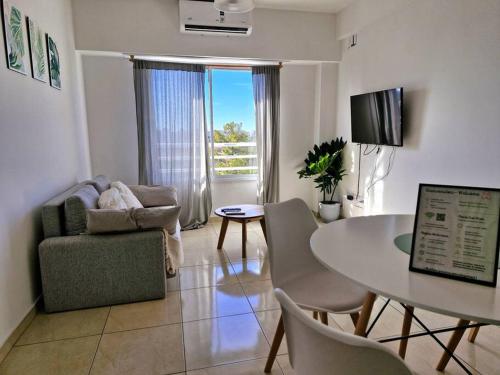 ein Wohnzimmer mit einem Tisch und einem Stuhl in der Unterkunft El departamento de Mel in Villa Luzuriaga