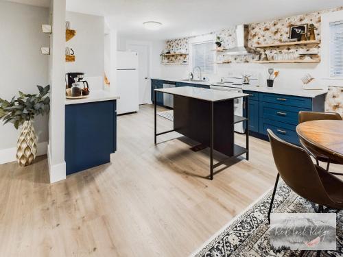 Kuchyň nebo kuchyňský kout v ubytování NEW! OSU Campus Stadium Boho Glamour