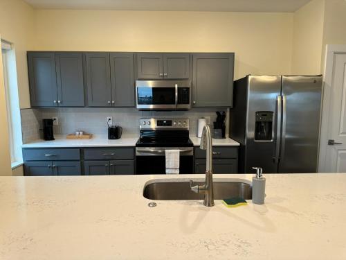 Kuchyň nebo kuchyňský kout v ubytování N Walnut Street