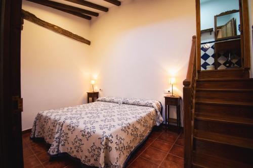 ein Schlafzimmer mit einem Bett in einem Zimmer mit zwei Lampen in der Unterkunft Apartamentos El Pozo1 in Villanueva de la Vera