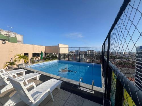 una piscina en la parte superior de un edificio en No melhor da Jatiuca, en Maceió