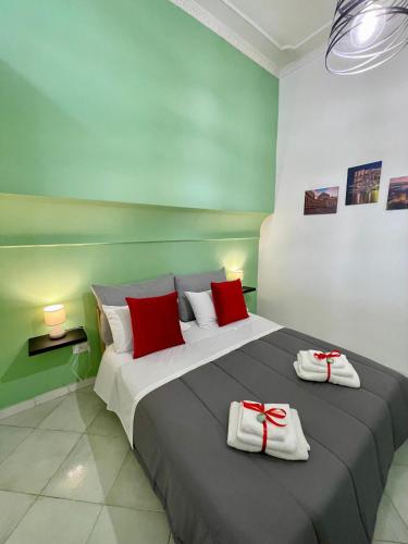 a bedroom with a large bed with red and white towels at Seventeen Home in Naples