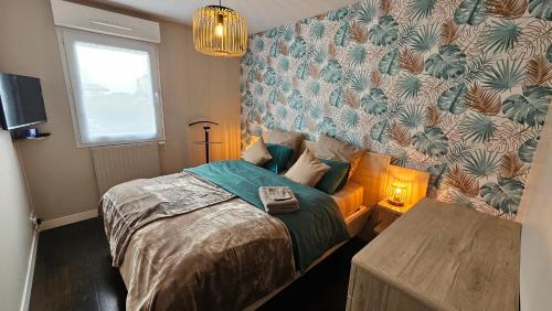 une chambre avec un lit, une fenêtre et une table dans l'établissement Le Repaire Malouin, à Saint-Malo