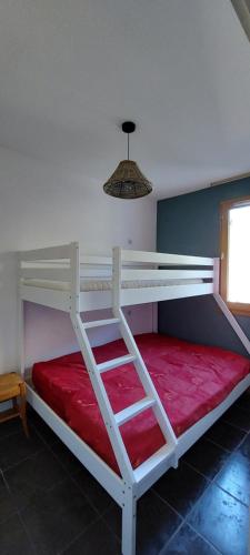 - un lit superposé blanc avec un matelas rouge et une lampe dans l'établissement Charmant appartement T3 avec magnifique vue, à Saint-Gervais-les-Bains