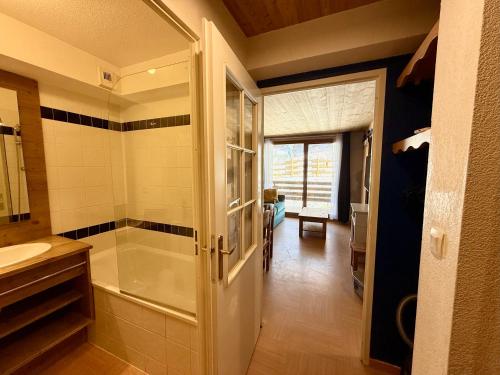 une salle de bain avec douche et lavabo dans l'établissement Appartement aux Orres 1800 en RDC, aux Orres