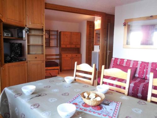 une cuisine avec une table avec un bol dessus dans l'établissement Résidence La Clef - Appartement 2 pièces pour 5 personnes de 34m² MAE-0711, à La Plagne Tarentaise