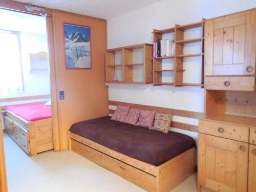 - une chambre avec un lit, un bureau et des étagères dans l'établissement Résidence La Clef - Appartement 2 pièces pour 5 personnes de 34m² MAE-0711, à La Plagne Tarentaise