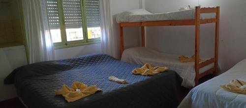 Ένα ή περισσότερα κρεβάτια σε δωμάτιο στο HOTEL FRENTE al MAR