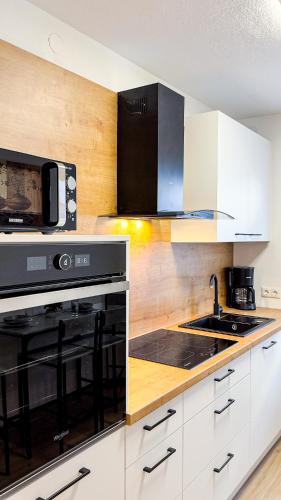 Η κουζίνα ή μικρή κουζίνα στο Charmantes 3-Zi-Apartment am Schlössle in Lechhausen-Garage-Balkon-Küche-Smart TV